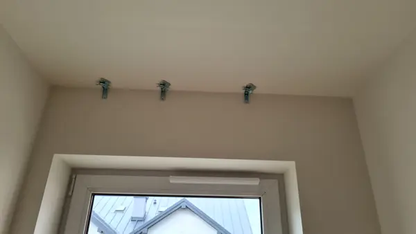 uchwyty żaluzji nad oknem