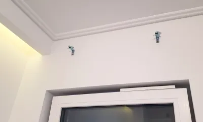 foto; uchwyt żaluzje drewniane białe 50 mm montowane we wnęce i nad wnęką 2