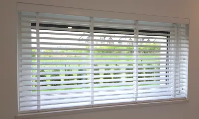 Żaluzje drewniane białe 50 mm montowane we wnęce i nad wnęką