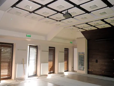 żaluzje laminowane 25mm w kolorze orzech ciemny z montażem przy szybie