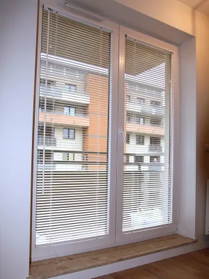 okno balkonowe z żaluzjami drewnianymi 25mm z montażem przy szybie