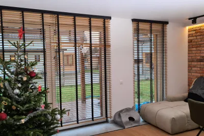 żaluzje bambusowe w salonie typu Loft