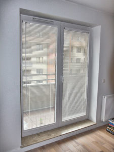 okno balkonowe z żaluzjami drewnianymi 25mm z montażem przy szybie v5
