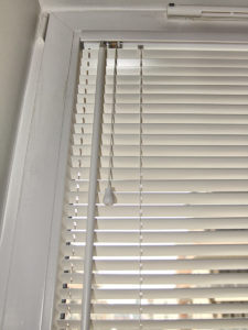 okno z żaluzjami drewnianymi 25mm z montażem przy szybie v3