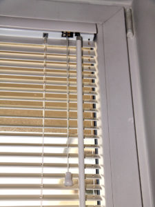 okno z żaluzjami drewnianymi 25mm z montażem przy szybie v2