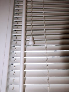 okno z żaluzjami drewnianymi 25mm z montażem przy szybie