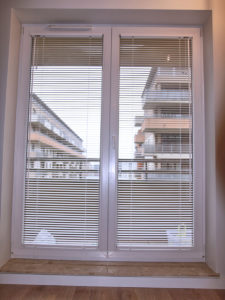 okno balkonowe z żaluzjami drewnianymi 25mm z montażem przy szybie v3