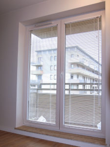 okno balkonowe z żaluzjami drewnianymi 25mm z montażem przy szybie v2