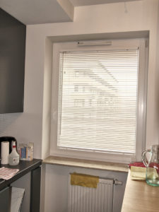 okno w kuchni z żaluzjami drewnianymi 25mm z montażem przy szybie