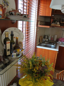 zaluzje drewniane 50mm w kuchni przy zlewie