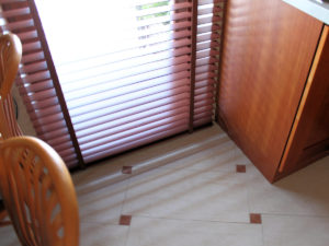 zaluzje drewniane 50mm w kuchni przy podłodze