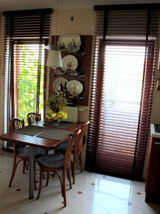 zaluzje drewniane 50mm w kuchni