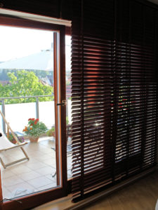 zaluzje drewniane 50mm w oknie tarasowym