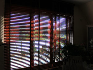 zaluzje drewniane 50mm w oknie tarasowym