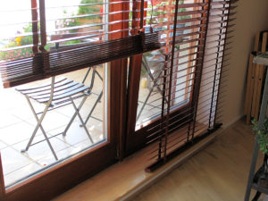 rolety drewniane 50mm w oknie tarasowym